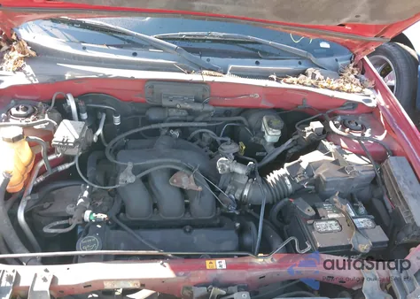 2004 Ford Escape Xls z USA, uszkodzony, nr VIN 1FMYU92144KB36011